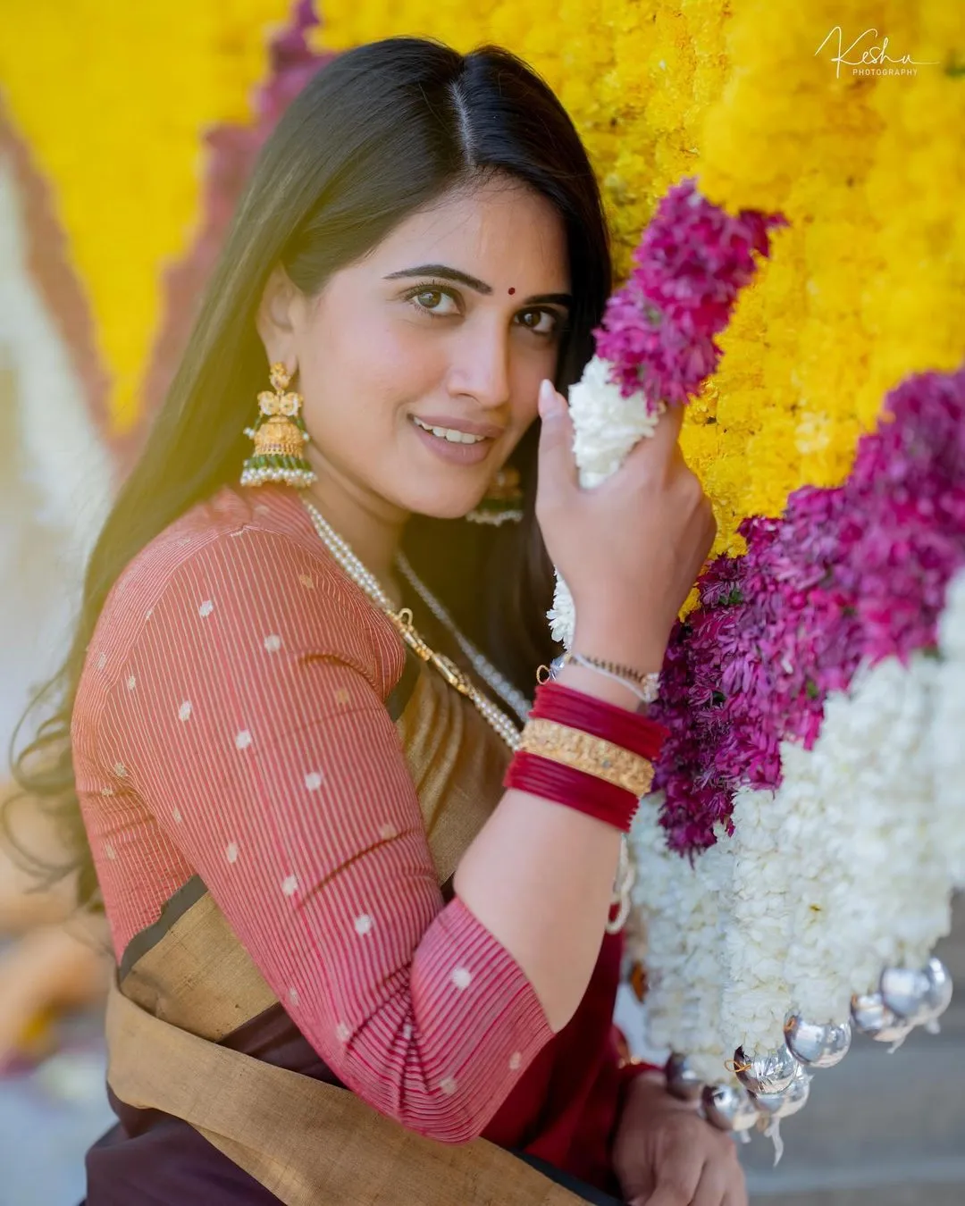 SOUTH INDIAN TV ACTRESS SRAVANTHI CHOKARAPU STILLS IN MAROON SAREE 11